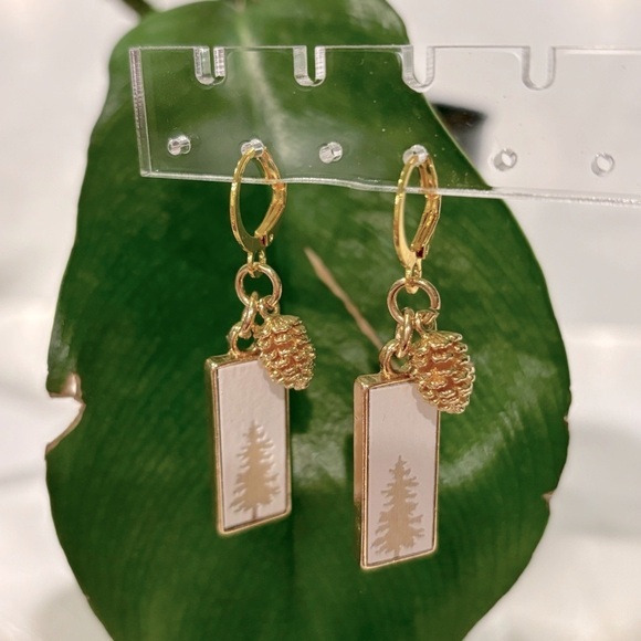 Pacific Northwest Theme Gold Pinecone Tree Earrings NWT - Picture 1 of 8